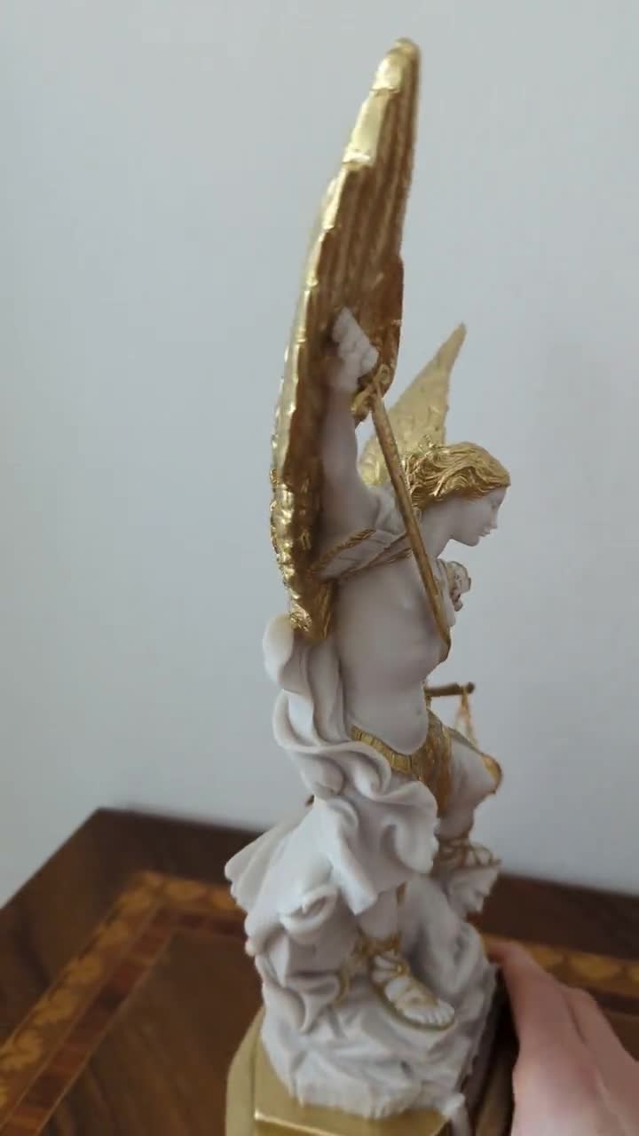 高さ33cm（12.99インチ）の白い大理石粉末で作られた大天使聖ミカエル