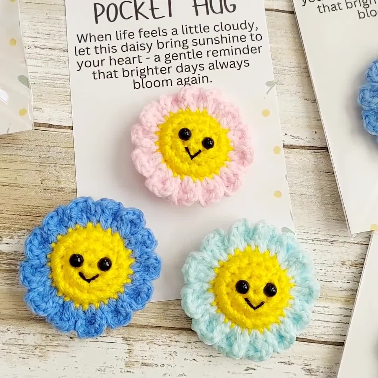 HC-16 Heartfelt Patchwork Daisy 未使用 Daisy Pocket Hug, Crochet Flower Comfort Gift With Card, Handmade
