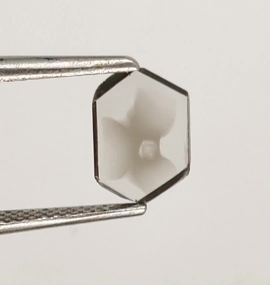 0.74カラット、9.1 x 6.6 x 1.1 mm、天然ルースダイヤモンド