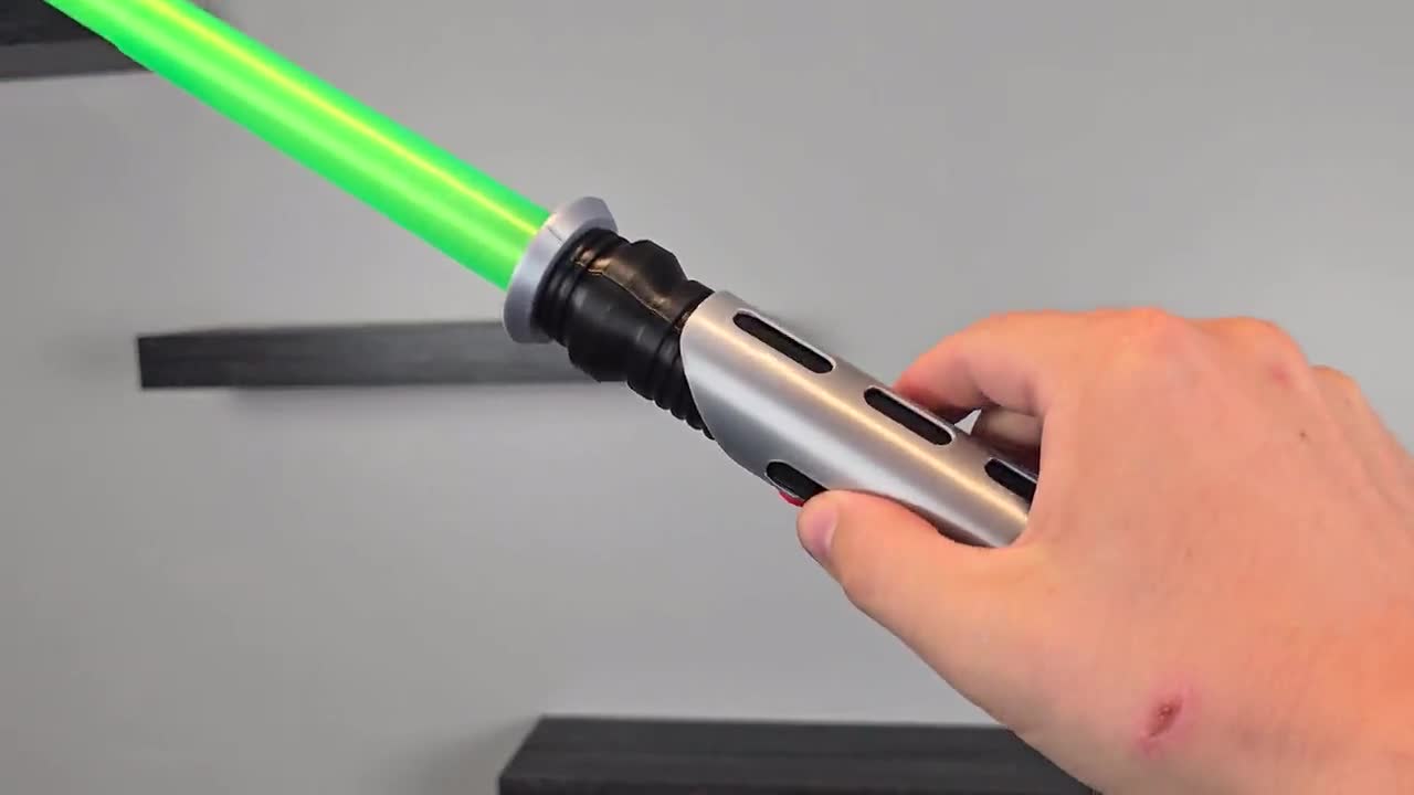 Qui-Gon's Collapsing Lightsaber - Cosplay Toy - Customizable - Bouquet Holder video poster