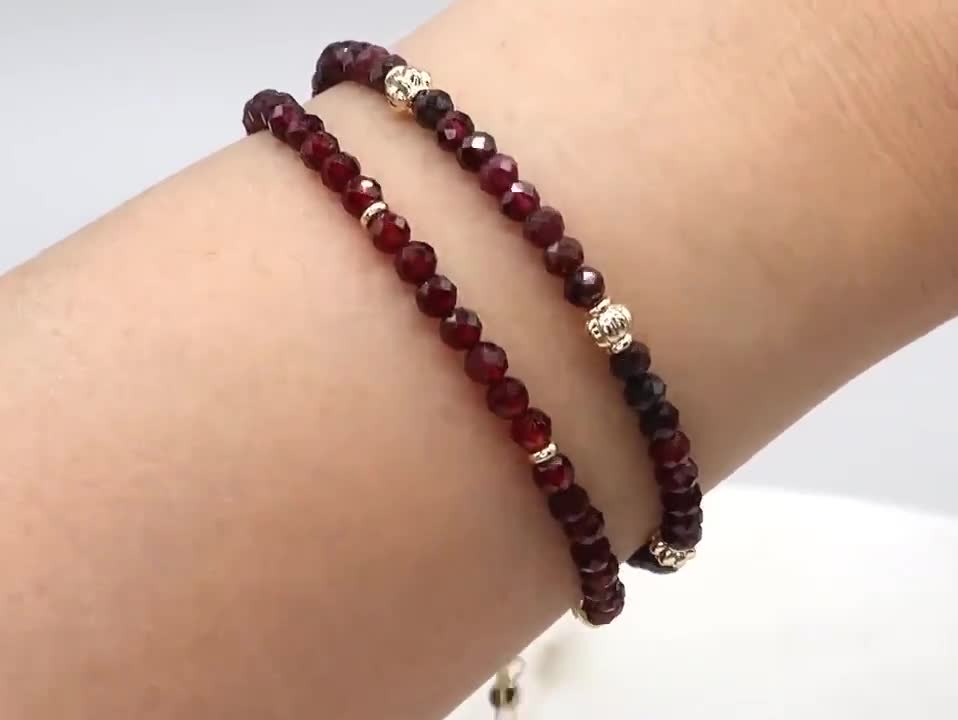Bracciale con granato rosso arancio intenso da 3 mm, bracciale in oro 14 carati con gemma di granato autentica, gioiello fatto a mano, gioiello con pietra portafortuna di gennaio video poster