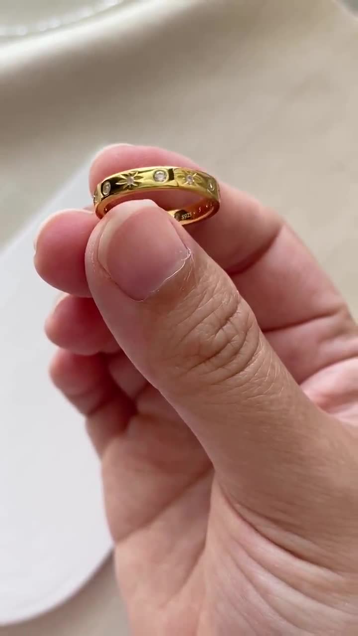 Himmlischer Ring aus Sterlingsilber: 14k Vergoldetes Starburst-Band video poster