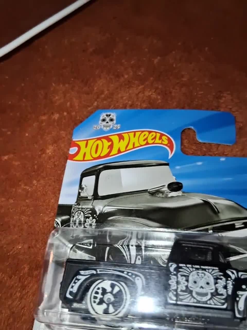 Hot Wheels '56 Ford Custom Pickup – Serie Celebration Racers 2025, Edición Día De Los Muertos, Escala 1:64, Diseño Exclusivo De Mattel