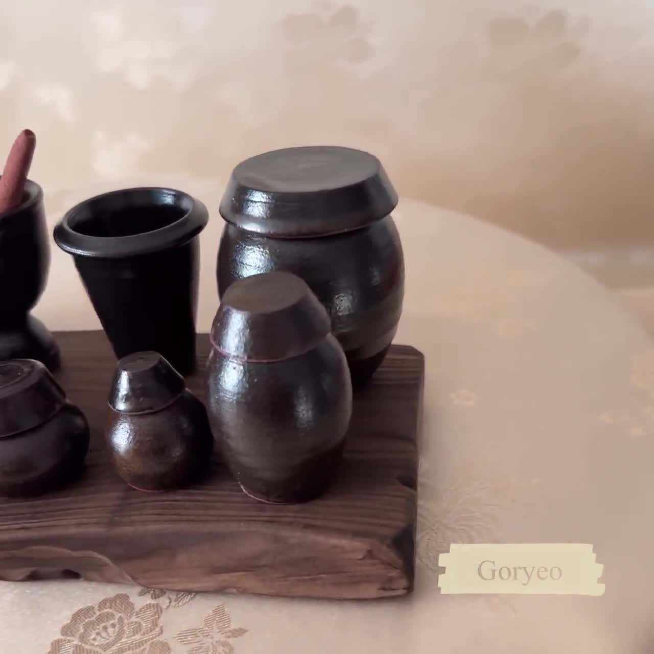 韓国のミニチュア甕器セット：チャンドクテの伝統的な土器ディスプレイ