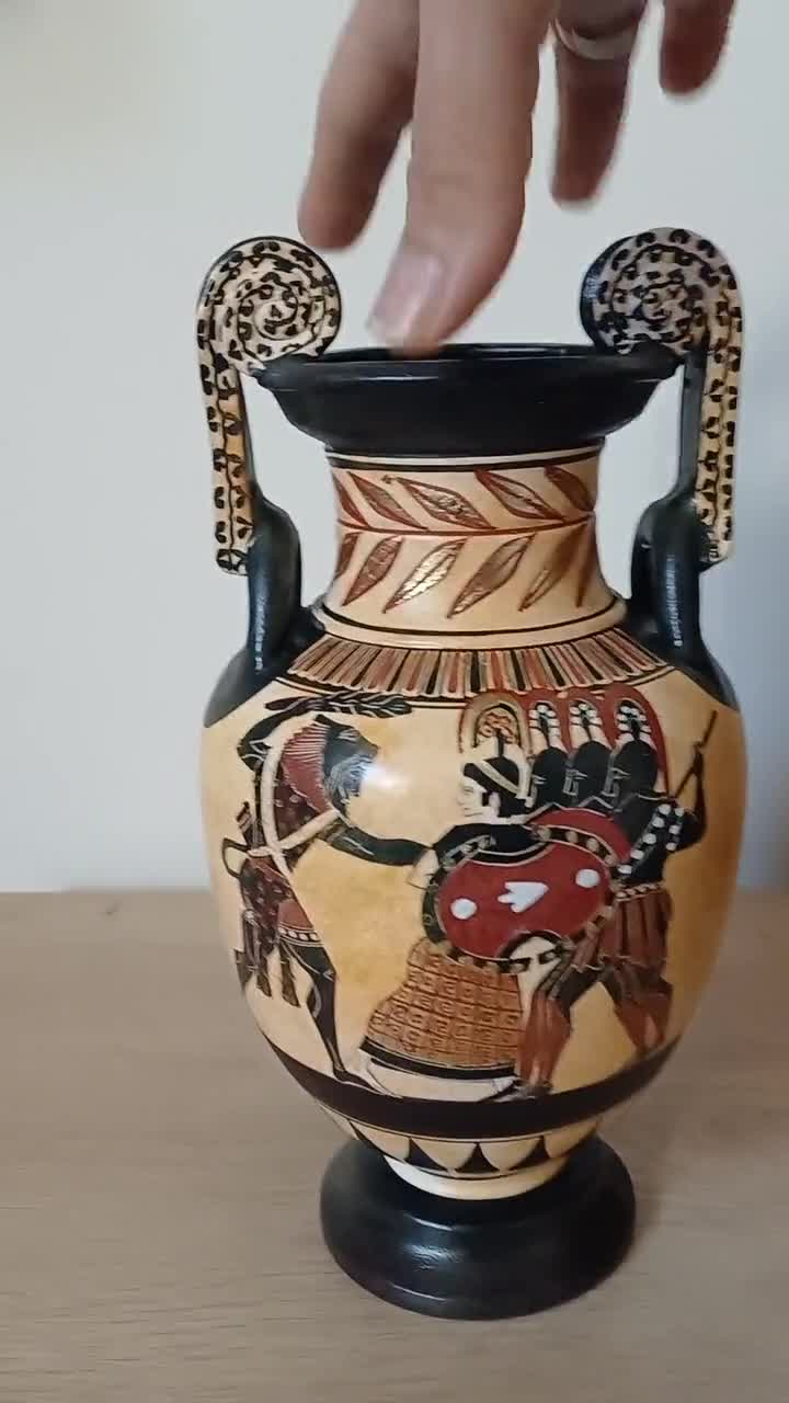 クラテル 古代ギリシャの陶器、ヘラクレスと戦う戦士、黒像