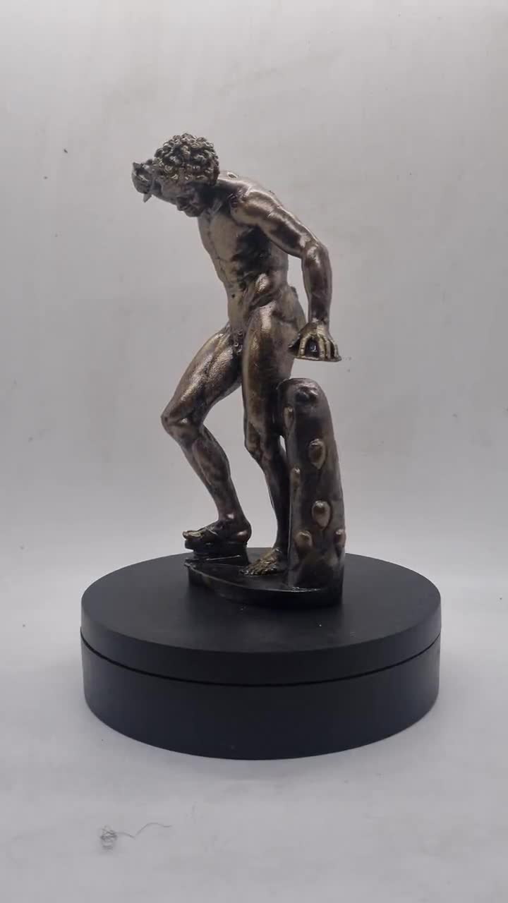 ブロンズ色のサテュロスの小像、古代ギリシャの彫像、踊る牧神の像