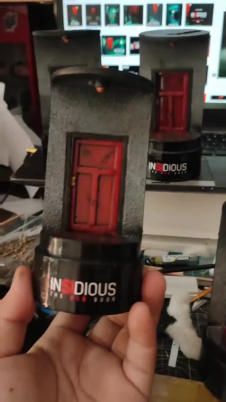 Cupola di vetro / cubo LED ispirato a The Insidious red door Diorama Scene  Bloody Doors Horror Creepy film spaventoso merchandising regalo -   Italia