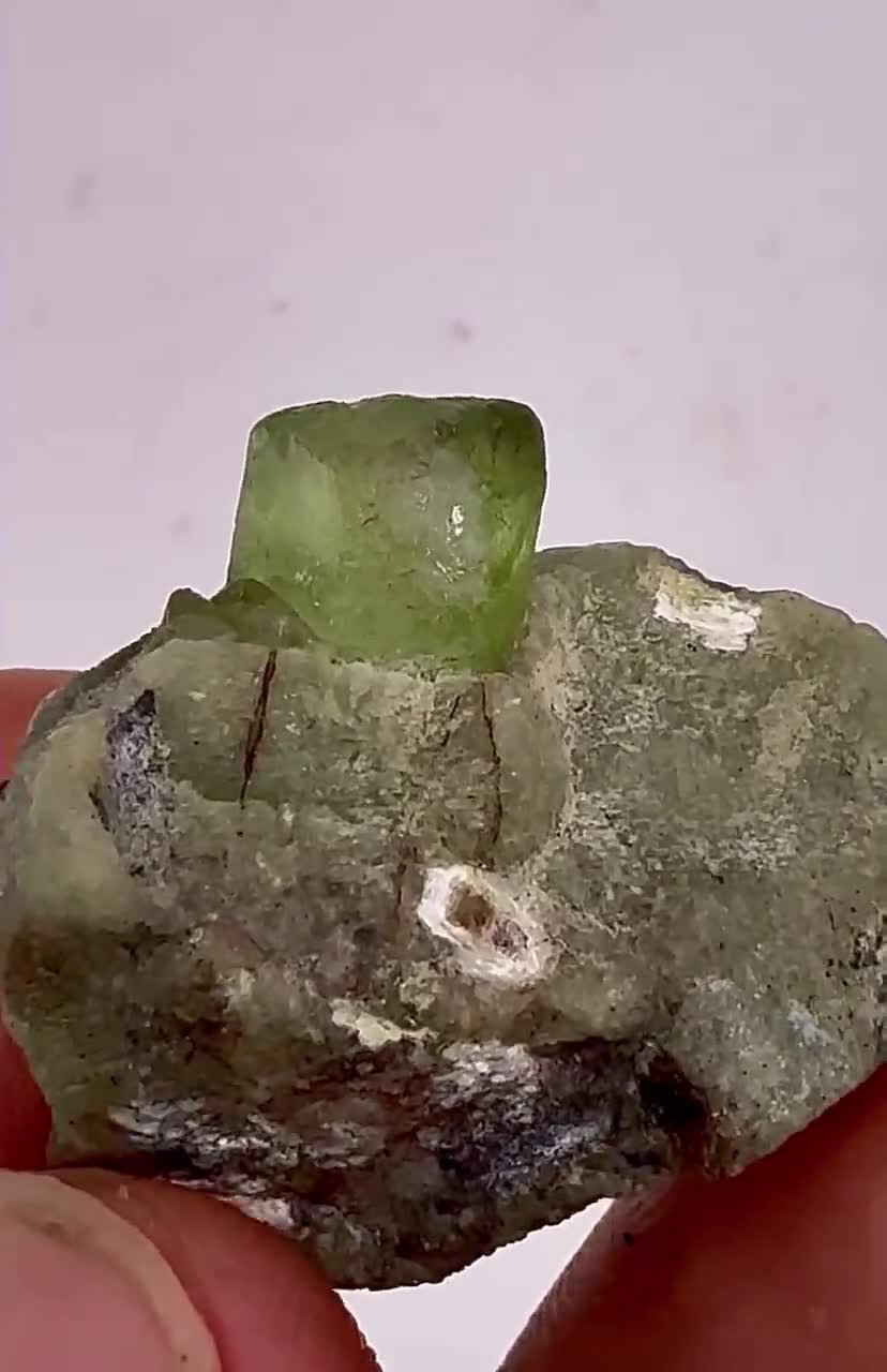 61.20カラットの原石ペリドット標本：天然グリーン8月誕生石クリスタル