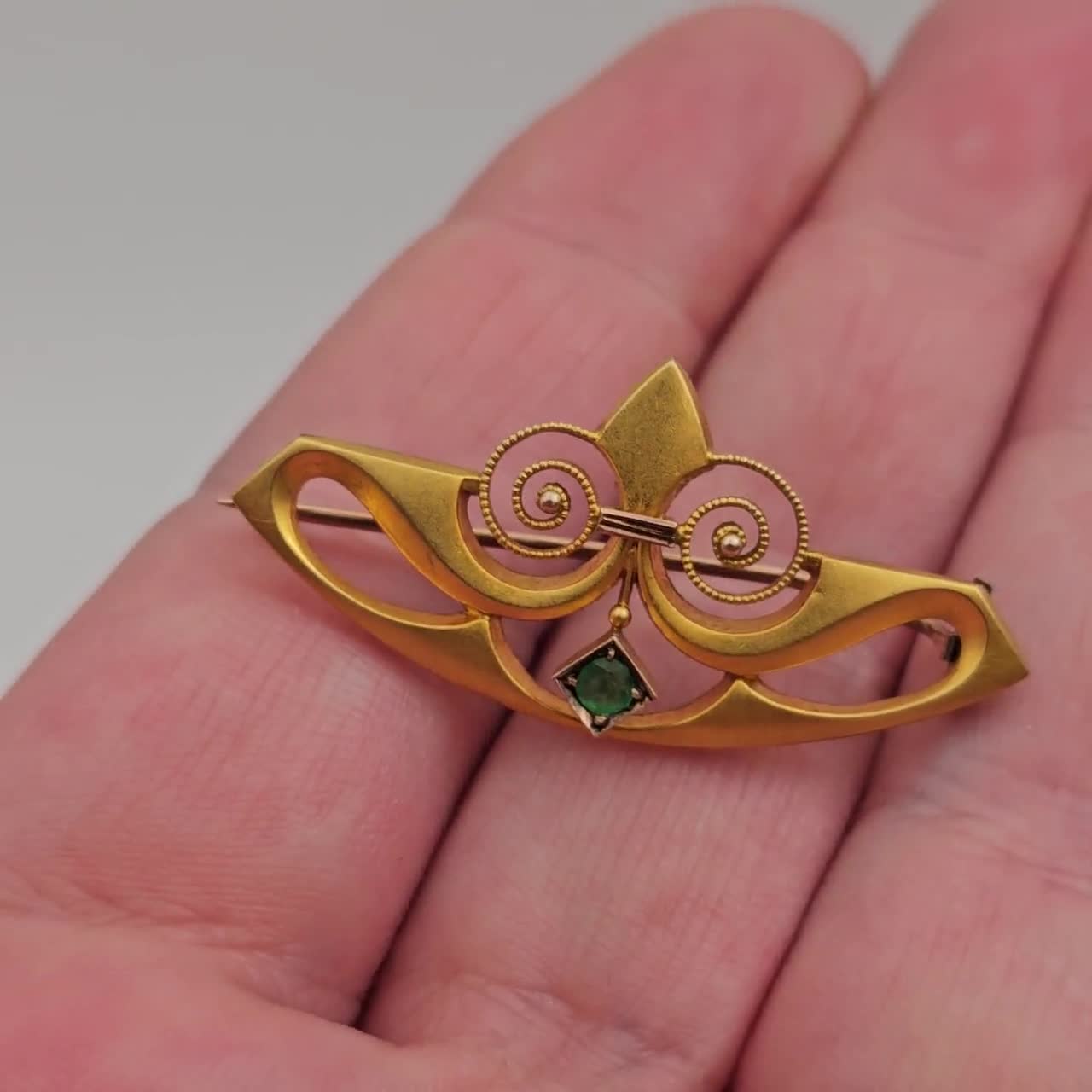 コスチュームジュエリー／ピンパッジ／アールヌーボー アンティーク 8K ゴールド アールヌーボー エメラルド