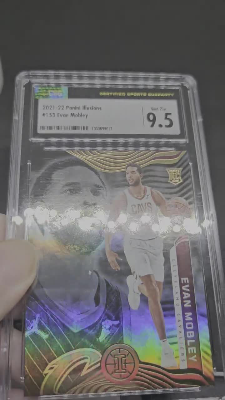 Tarjeta holográfica de novato de Evan Mobley n.° 153 de Panini Illusions (2021-22) - CSG 9.5 Mint Plus Graded video poster