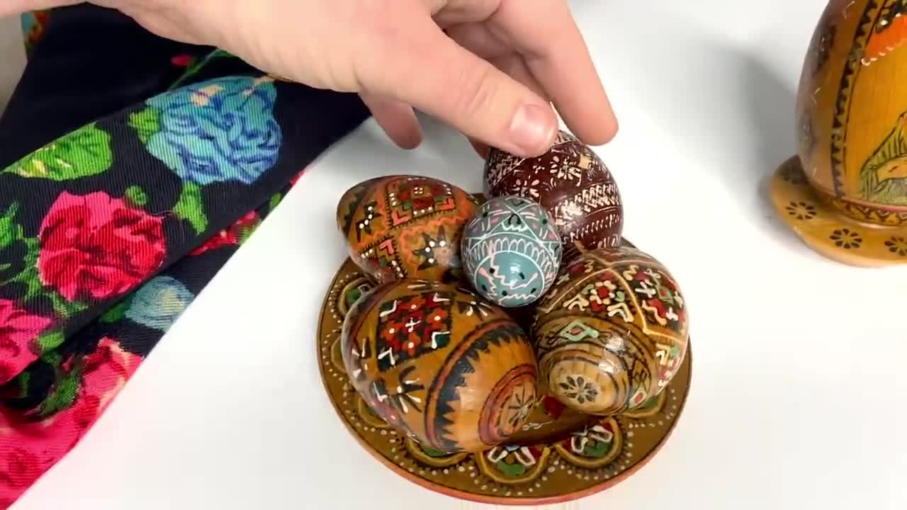 木製　ロシア雑貨　イースターエッグ　作家名あり ロシアの木製イースターエッグ 手描き サイン入り (アンティーク