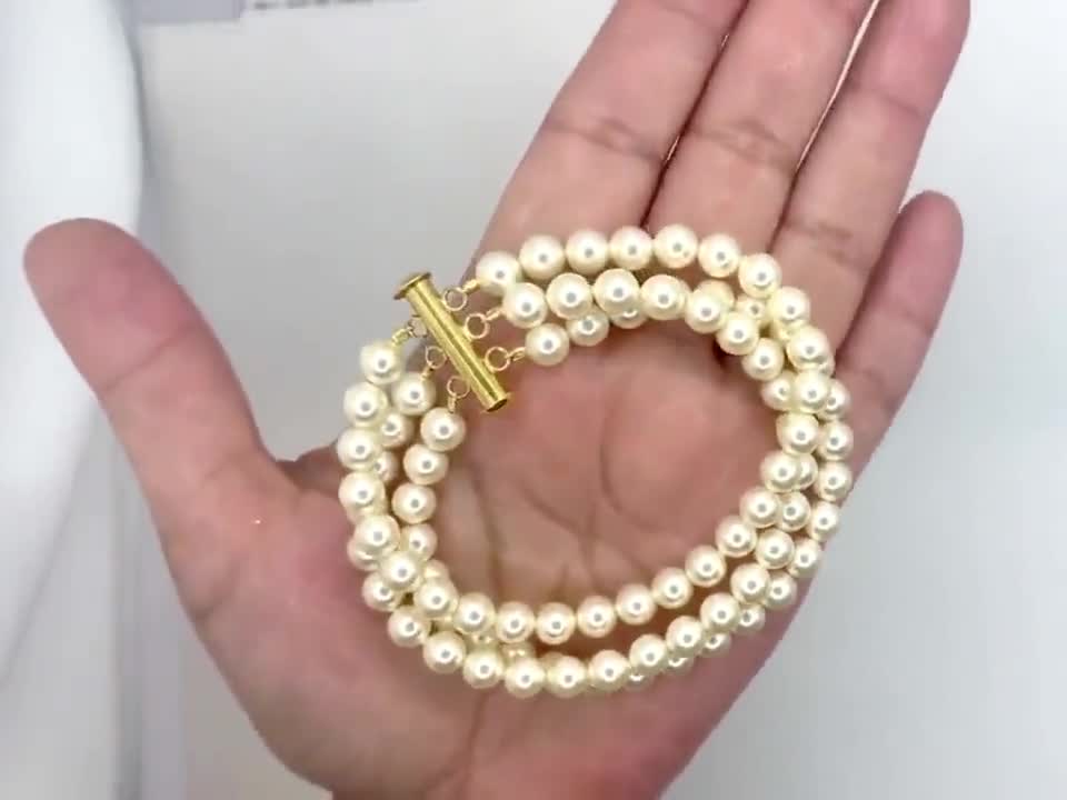 Braccialetto Fatto A Mano Con I Fiori Fatti Dell'argilla Del Polimero Delle Perle Di Plastica E Dei Pendenti Del Metallo Image74896663