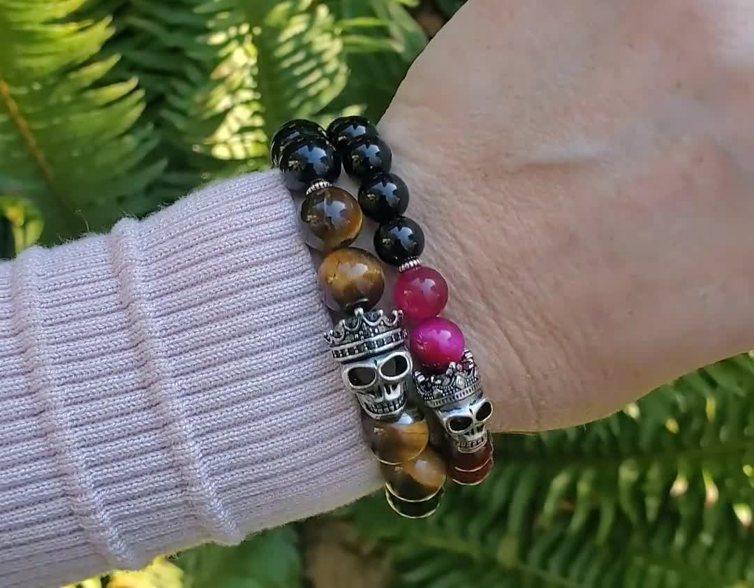 スターリングシルバー「キング」スカルブレスレット：イエロータイガー