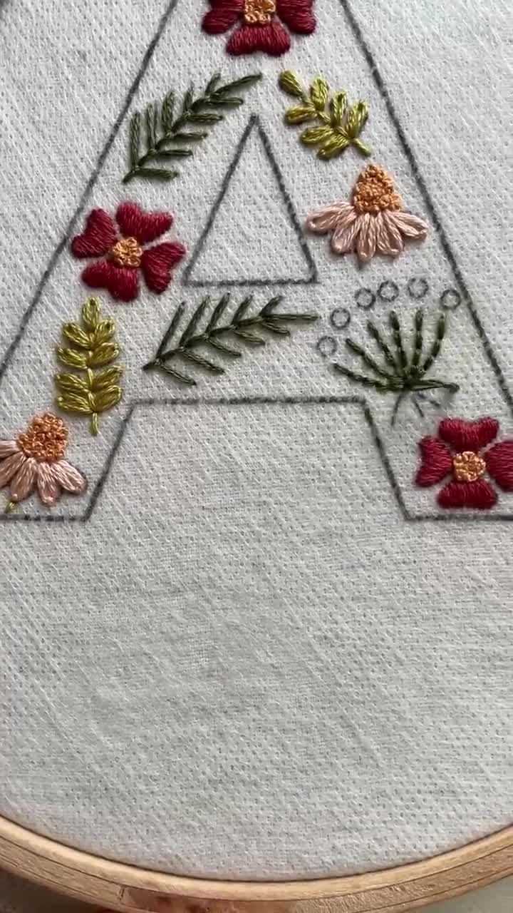 花柄アルファベットの手刺繍パターン、野花のモノグラム刺繍デザイン、DIYクラフト文字