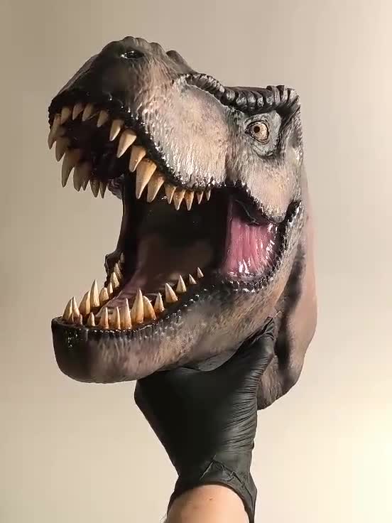 ジュラシック・ティラノサウルスの壁掛けオブジェ ― 手描きの恐竜彫刻