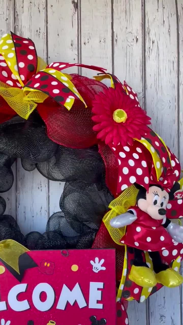 The Super Messy Supermommy: Minnie Mouse Initial Wreath