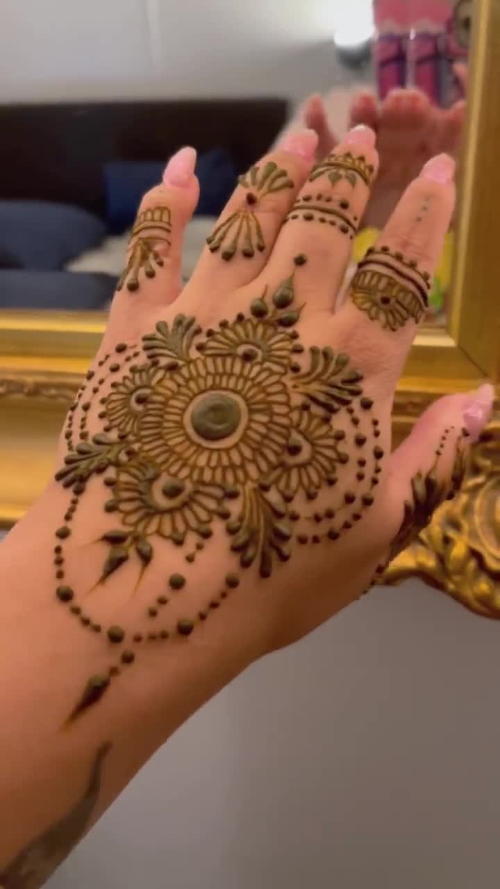 Say 'goodbye' to grey hair with natural henna or mehendi over chemical dyes  | Fashion Trends - Hindustan Times