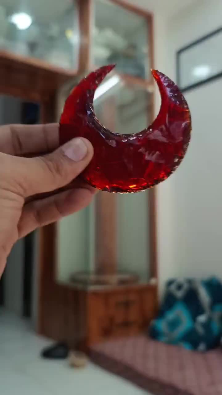 レッドオブシディアンガラスの月：癒しのクリスタル三日月彫刻 - Etsy 日本