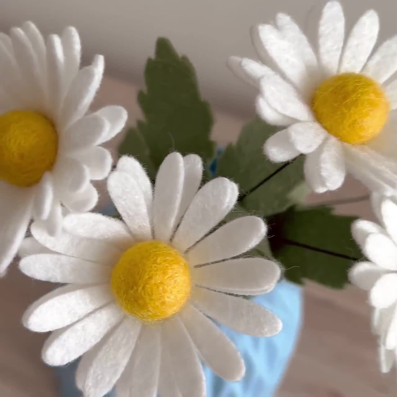 Carte Postale Ancienne Fantaisie Gaufrée - Marguerites Stylisées Paillettes - Souvenir