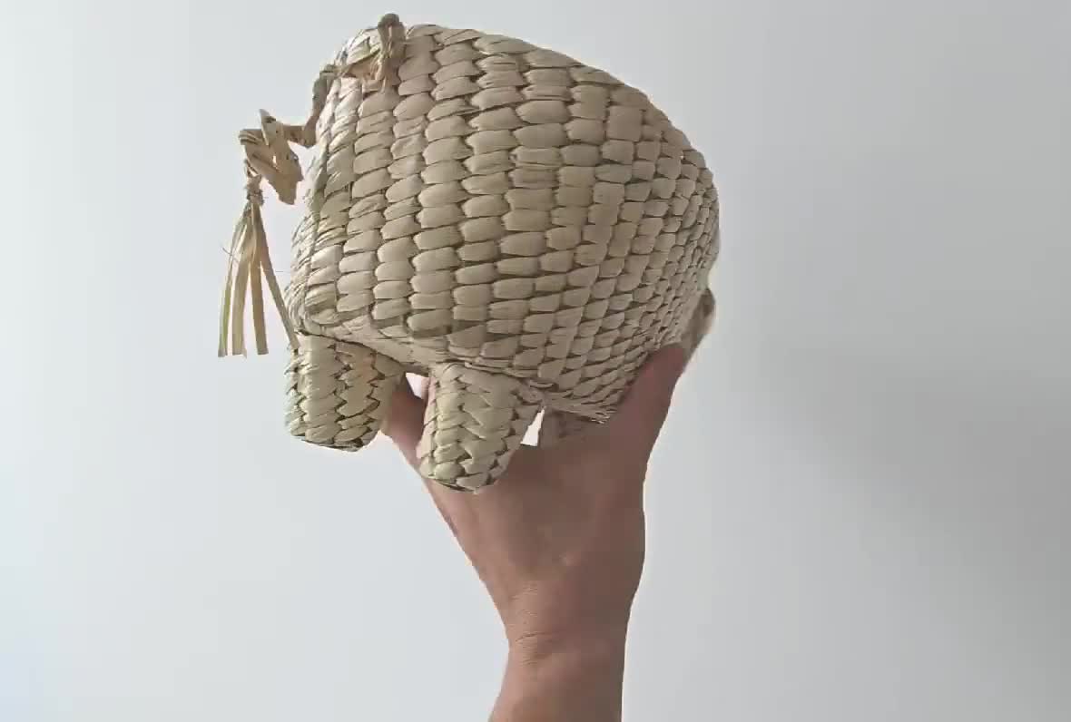 麦わら製のブタの形をしたフルーツバスケット／メキシコの手織り