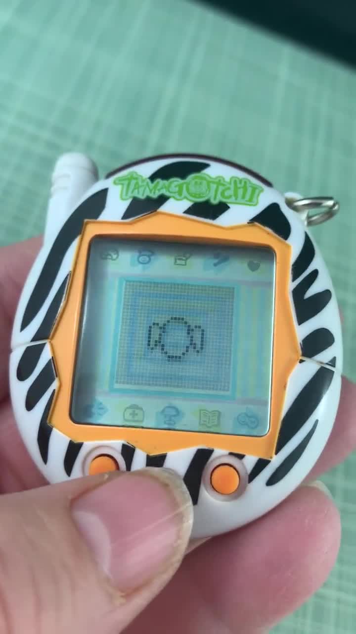 2004 バンダイ たまごっちコネクション V3 黒と白のゼブラ柄、オレンジ
