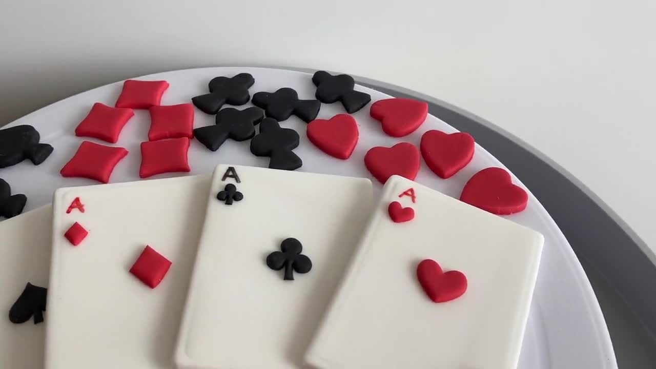 EASY heart shaped cake ♥️ here's the simplest way to transform round c... | Heart  Cake | TikTok
