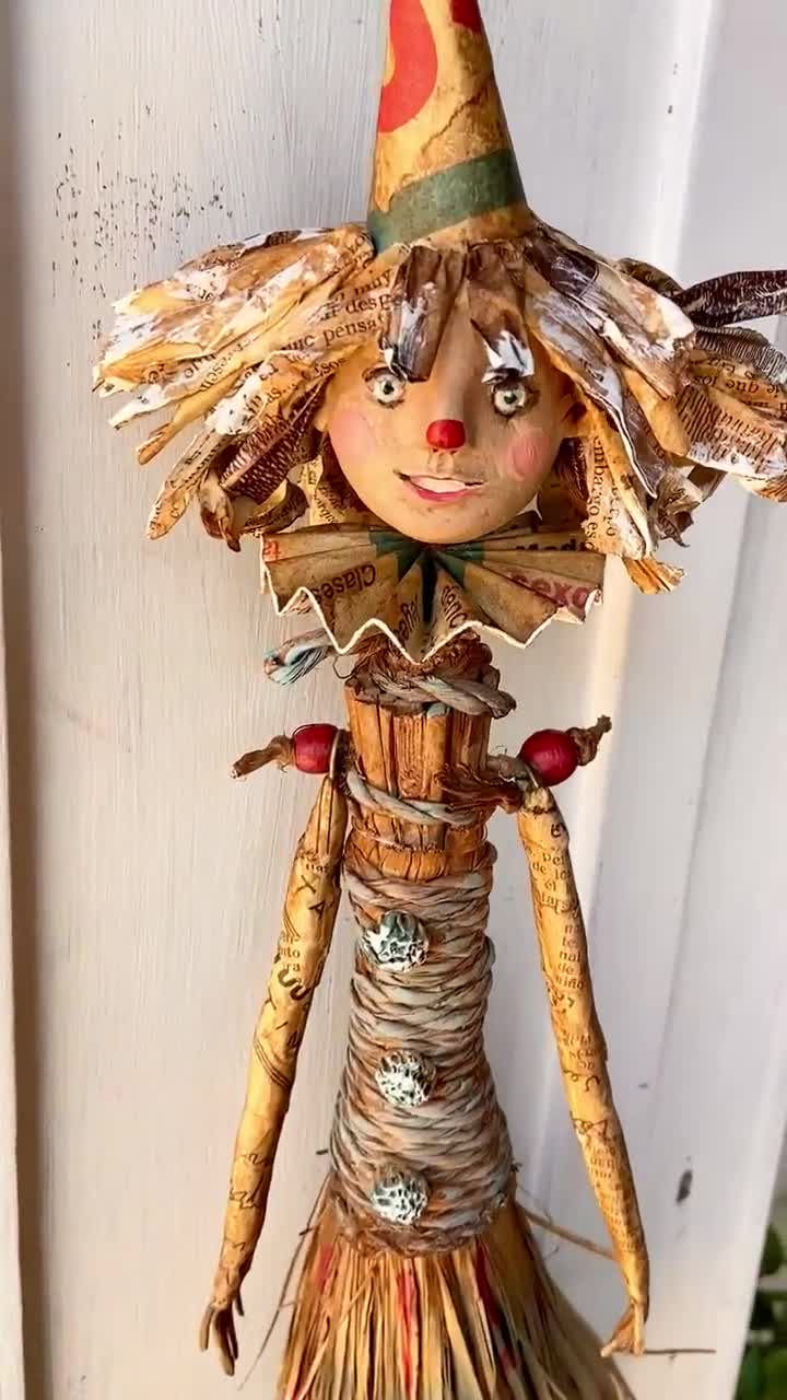 ほうきに乗ったサーカスピエロ人形 – OOAKリサイクルアート – 手作り