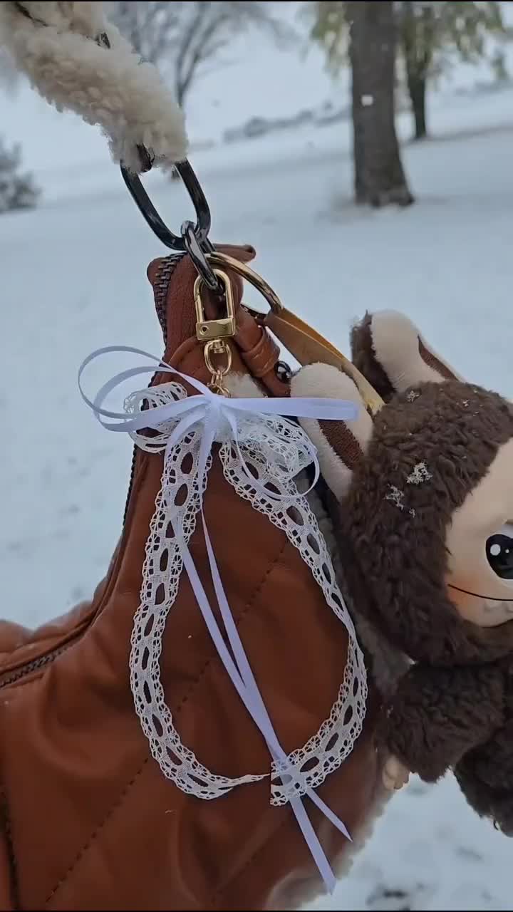 Llavero Coquette: Mini lazo de encaje blanco hecho a mano, adorno para bolso video poster