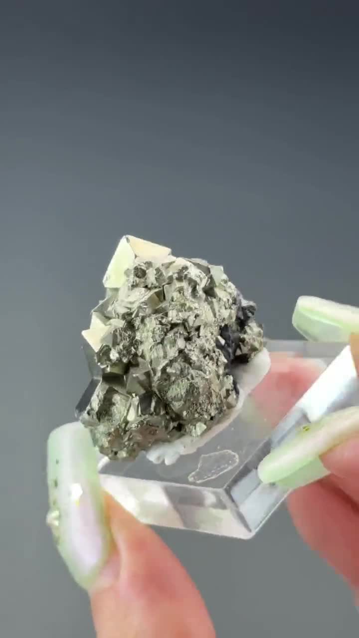 ペルー産天然黄鉄鉱ピラミッド型八面体標本 / 原鉱物標本ジオード岩