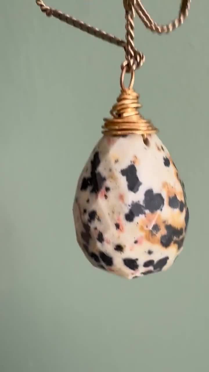 Collar con colgante de jaspe dálmata Zara, joyería Bella Vita, cadena de 76 cm video poster