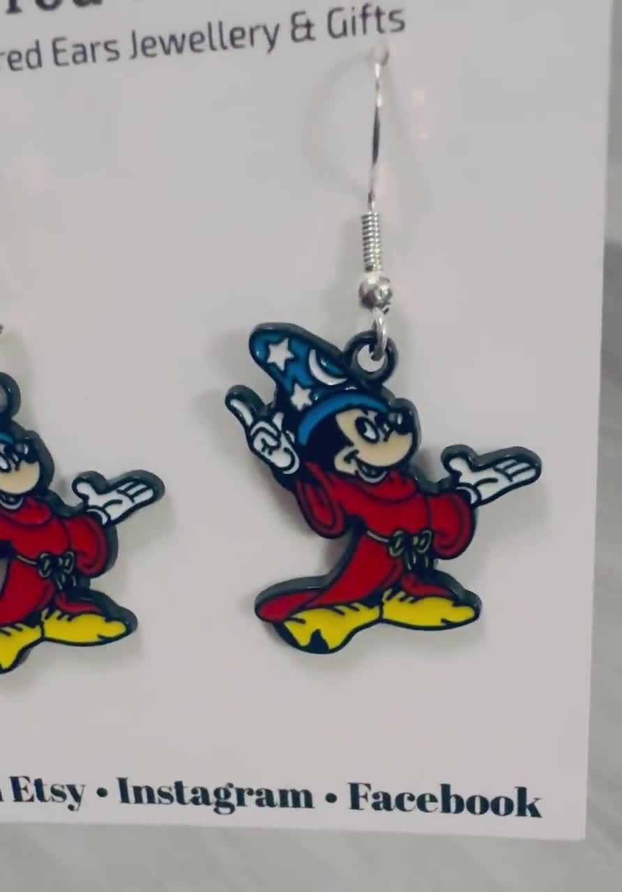 Pendientes de Mickey el Hechicero, pendientes de Mickey Mouse, pendientes de sombrero de Mickey, pendientes de estudios de Hollywood, sombrero de MGM, pendientes de Mickey video poster