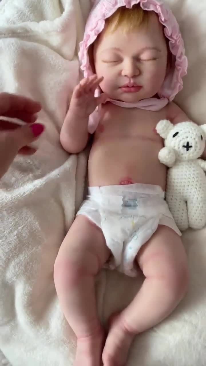 20 Zoll große Vollsilikonpuppe mit transplantiertem Haar und Rüstung an den Armen video poster