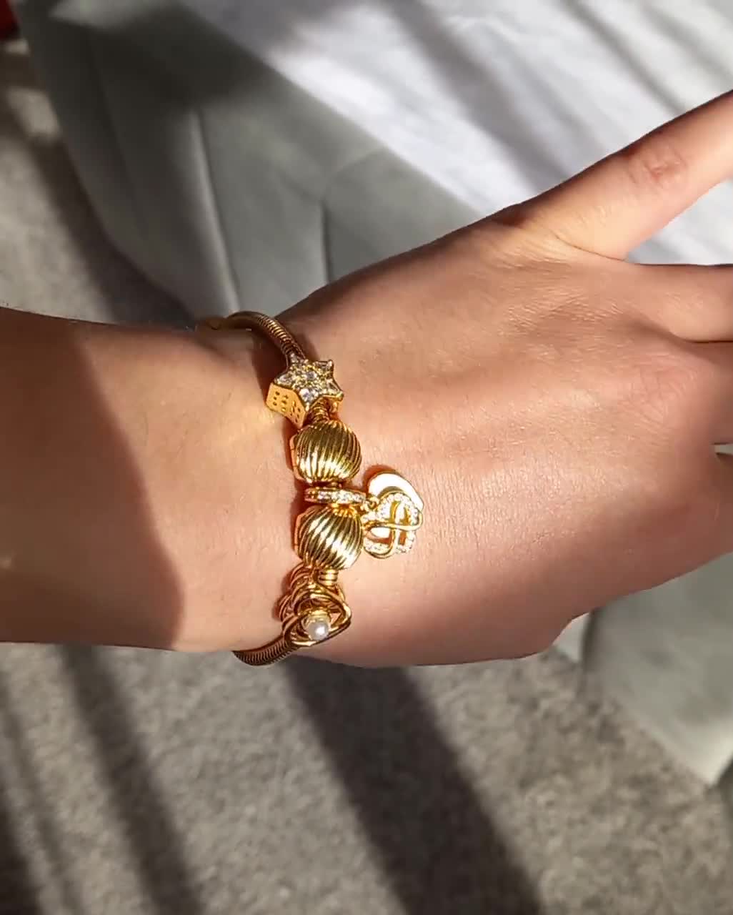 Charms de corazón de circonita cúbica chapados en oro sobre plata, compatibles con pulsera Pandora. Regalo para ella. COMPRA 3 Y OBTENGA UN 65 % DE DESCUENTO. video poster