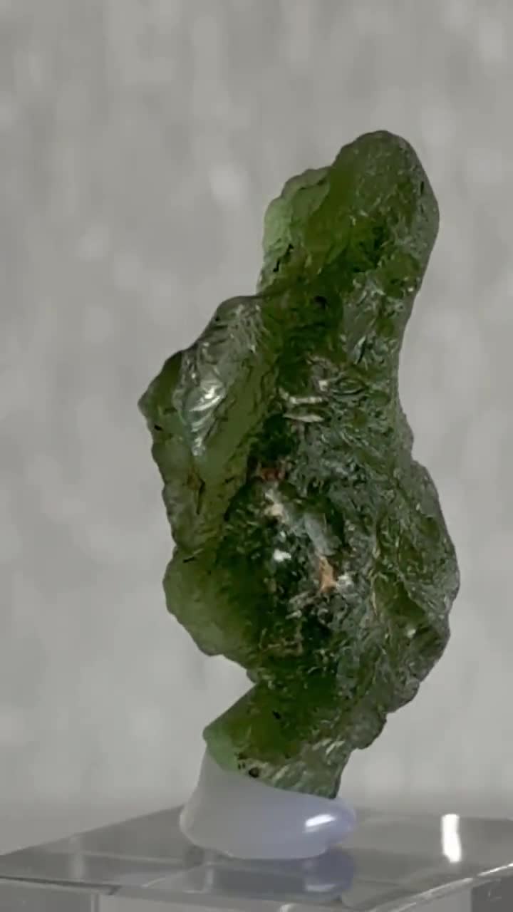 モルダバイト（チェコ語：vltavín）は、南ドイツにおける隕石衝突