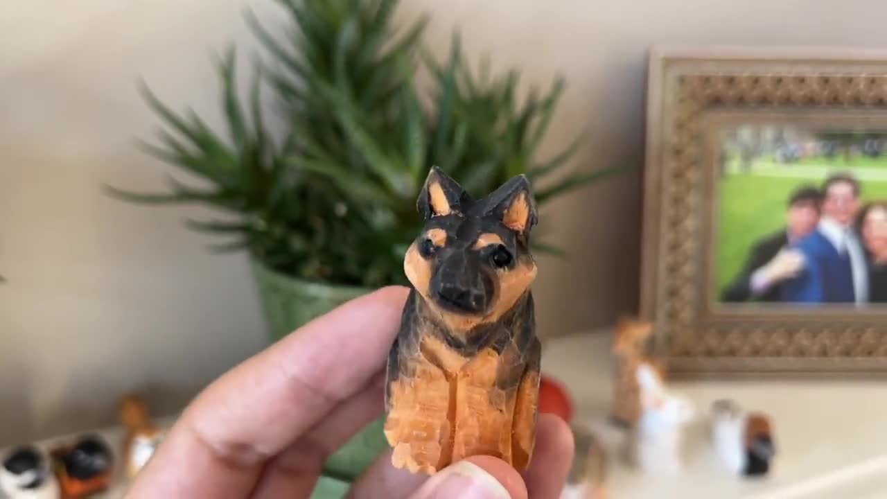 ジャーマンシェパードの木製置物｜手彫りの犬のコレクター向けギフト