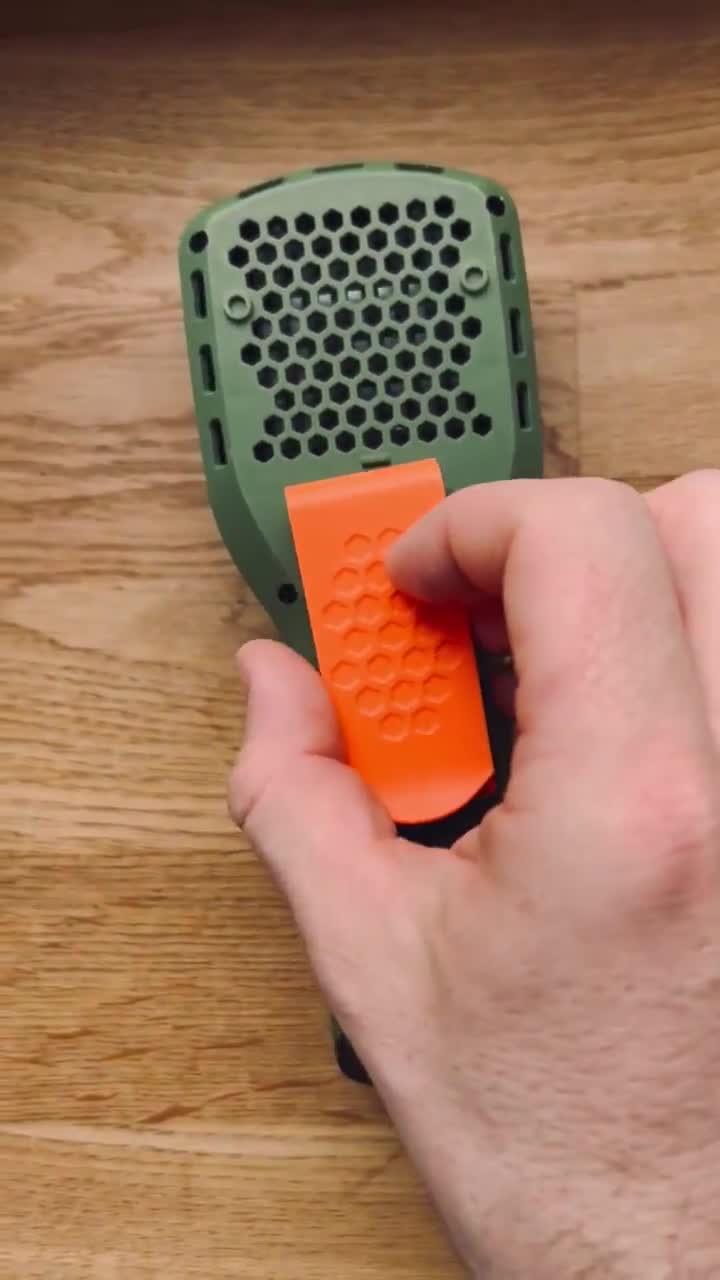 Clip de cinturón manos libres para Thermacell MR300: soporte seguro para acampar y cazar. video poster