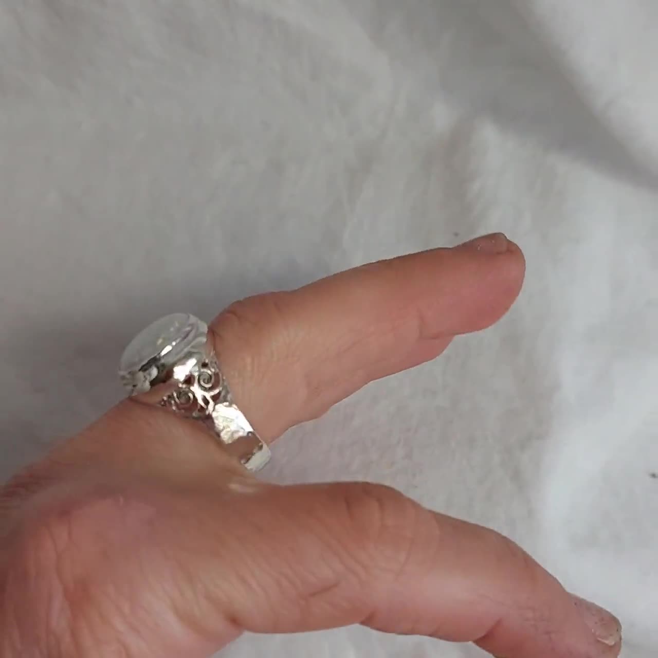 Acquista Anello opale in argento sterling 925 naturale opale etiopico ovale 7 * 9mm 1,5 ct pietre preziose gioielleria raffinata per le donne bel regalo in Italia a partire da 121