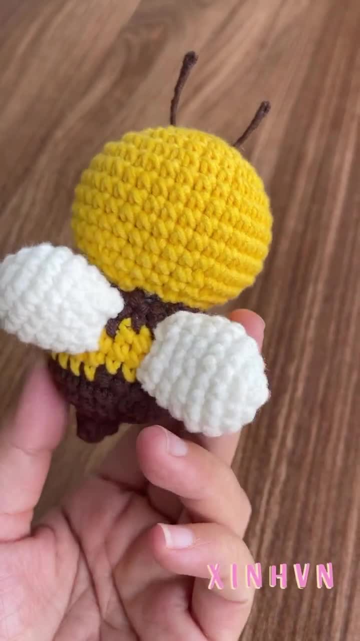 Abejita De Lana Pocket Bee - Pequeña Abeja De Felpa Con Mensaje 'BEE Happy' - 12x12x7 Cm - Regalo Positivo Y De Buena Suerte Abejita De Lana Pocket Bee - Pequeña Abeja De Felpa Con Mensaje 'BEE Happy' - 12x12x7 Cm - Regalo Positivo Y De Buena Suerte