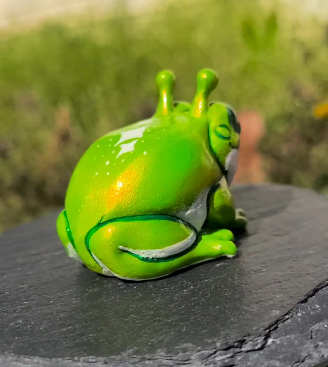 エイリアンツリーフロッグフレンド - 手描き樹脂製カエルの置物 - 複数