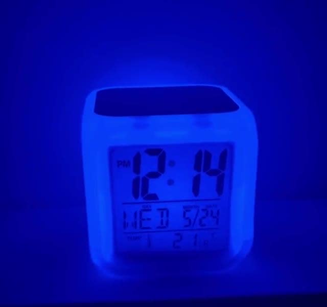 Réveil numérique à LED Stitch 7,6 cm - Petite taille - 7 couleurs  changeantes - Décoration de chambre pour enfants (point 8) : :  Maison