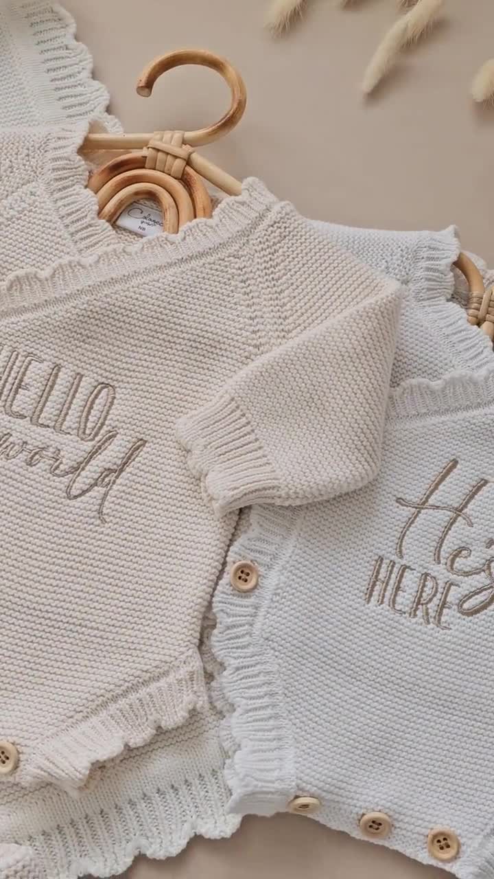 Pelele festoneado personalizado para bebé, conjunto neutro de lujo, beige para recién nacido, body de anuncio, conjunto de bebé para la llegada a casa, tejido "Hola Mundo". video poster