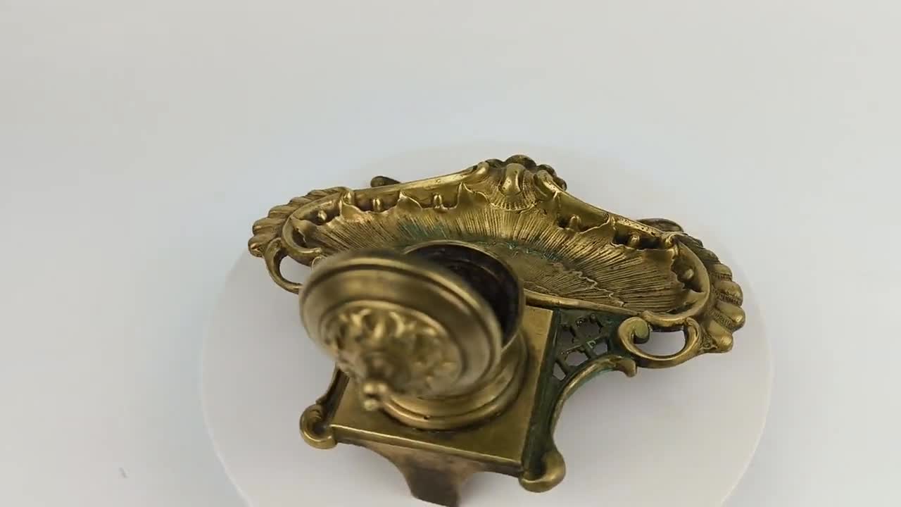 アンティーク真鍮インク壺、装飾的なロココ調のデスクアクセサリー