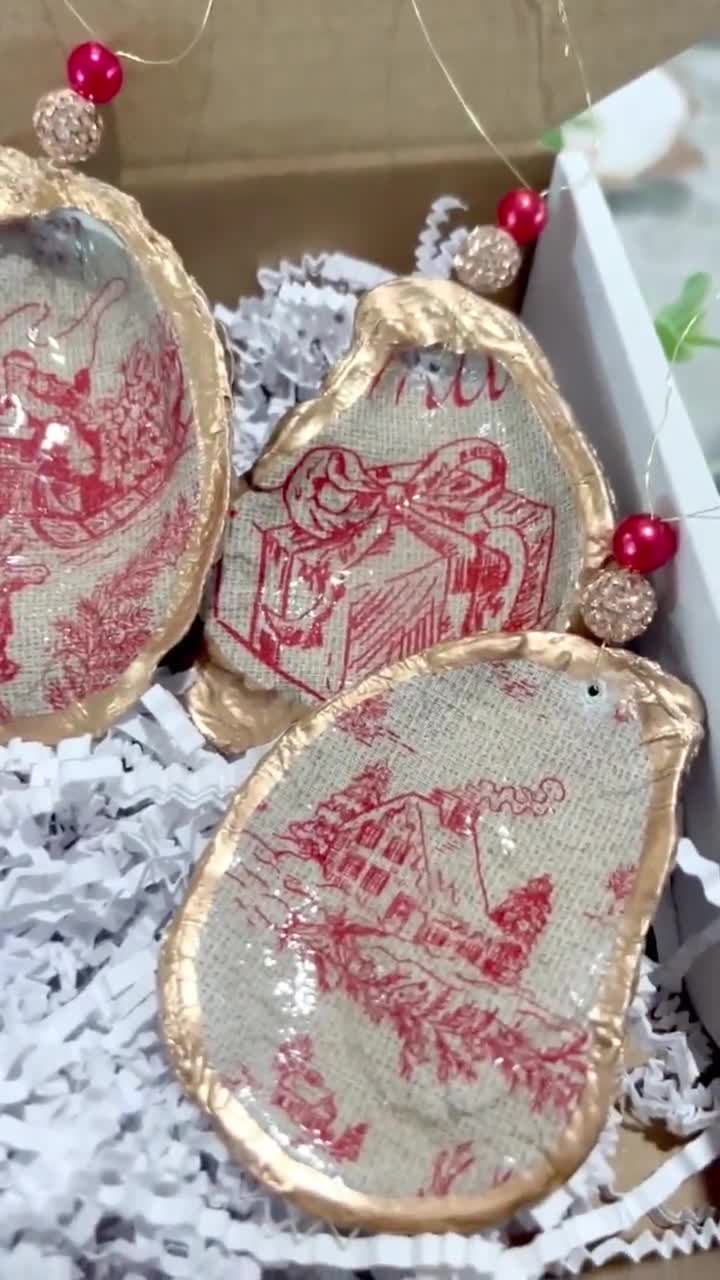 赤いトワルのクリスマスオーナメント。ビクトリア朝のクリスマス