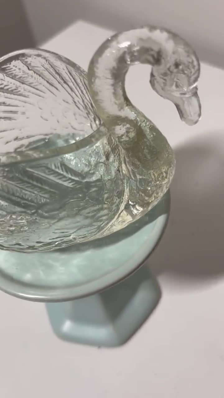 ヴィンテージガラススワンソルトセラー：コレクター向け小物入れ