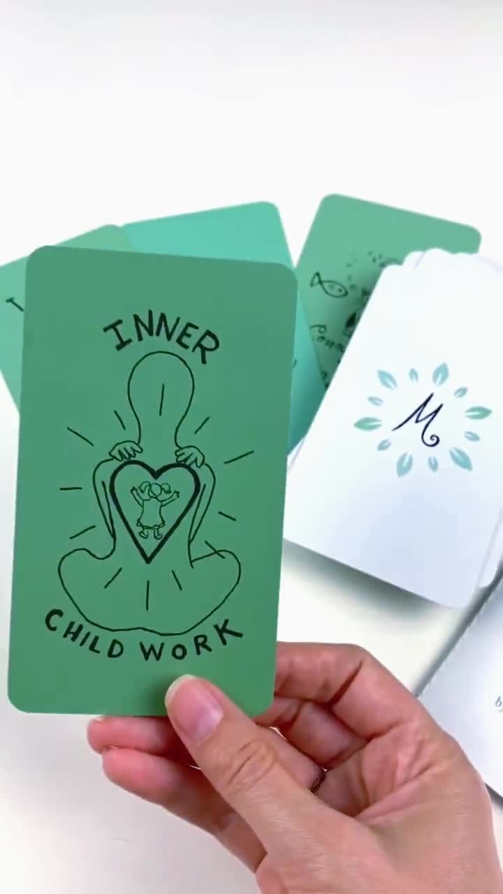 EL ORÁCULO DEL BIENESTAR - Baraja verde de 54 cartas, cartas oráculo independientes, baraja de amor propio, propósito de Año Nuevo para el autocuidado video poster