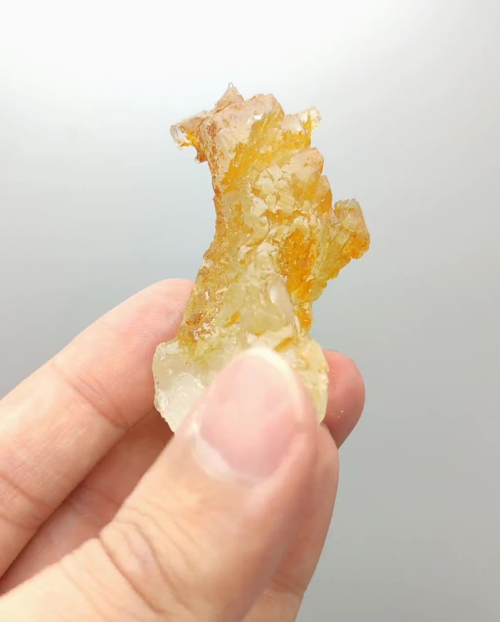 パキスタンのスカルドゥ産、段状構造の天然エッチング光沢水晶、50