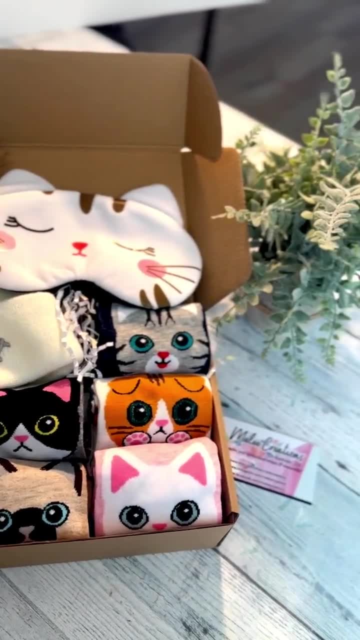 Kit Regalo Para Amantes De Gatos LiYiQ - Incluye Taza, Vela, Bolsa, Llavero, Calcetines, Coleteros Y Tarjeta