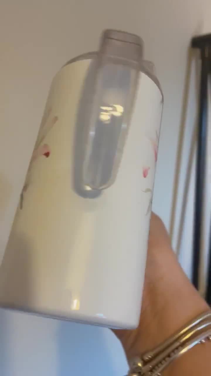 Vaso con boquilla para adultos, taza adaptable para beber. Taza con doble asa, vaso rosa Lilly. video poster