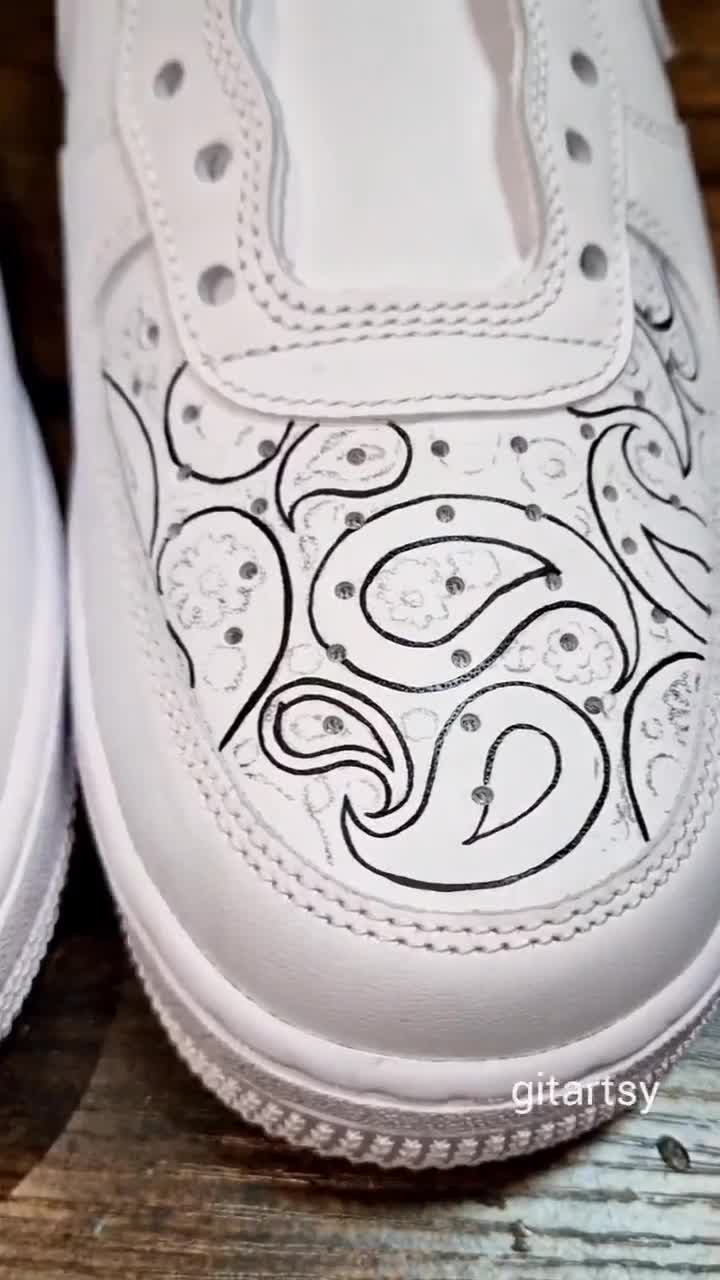 Tênis Nike Air Force 1 pintados à mão personalizados com seu cantor e letras favoritos - Sapatos personalizados para fãs de música - Tupac, Sidhu video poster