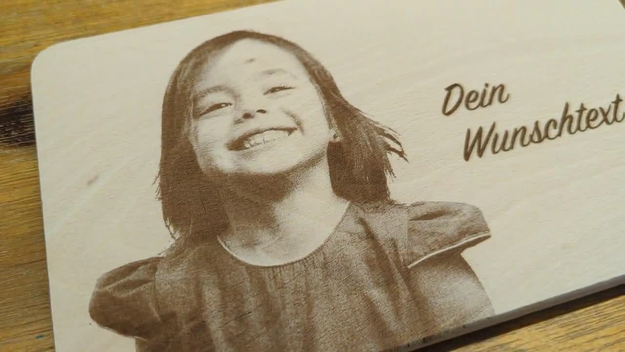 写真と希望のテキストが入ったパーソナライズされた木製カッティングボード、キッチンアクセサリー、ギフトアイデア、24 x 14 cm、高品質のレーザー彫刻 シャルキュトリ の ため の 盛り付け ボード | キッチン用木製トレイ | シャルキュトリーチーズサーブボード - ハウスウォーミ